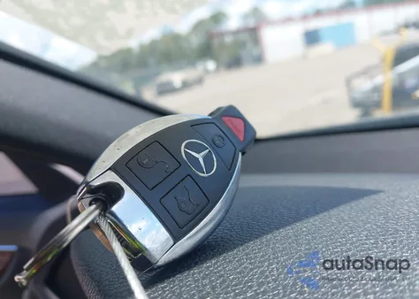 2011 Mercedes-Benz C 300 Luxury/Sport z USA, uszkodzony, nr VIN WDDGF5EB7BF632388